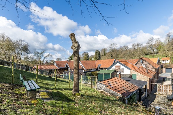 Foto - Te koop: Deze authentieke, landelijk gelegen woonboerderij uit 1900 biedt volop mogelijkheden om geheel naar eigen smaak te moderniseren